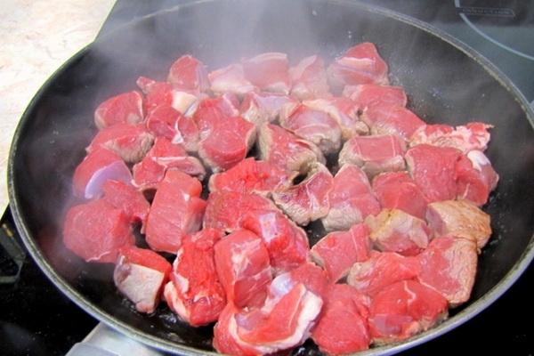 Jak gotować suszone grzyby z mięsem w garnkach i powolnej kuchence