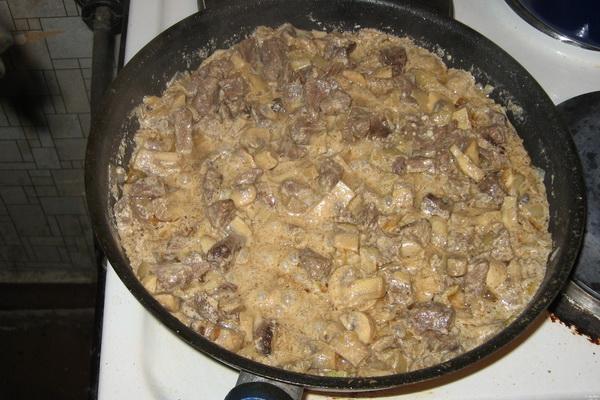 Jak gotować suszone grzyby z mięsem w garnkach i powolnej kuchence