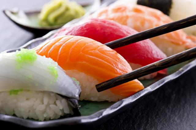 Sushi i bułki na zapalenie żołądka: czy można jeść, wpływ na żołądek