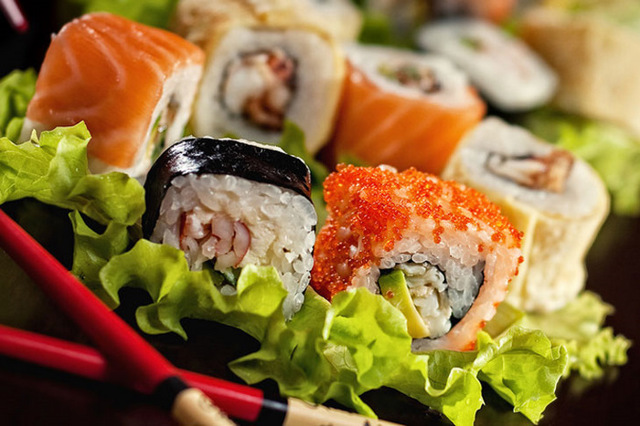 Sushi i bułki na zapalenie żołądka: czy można jeść, wpływ na żołądek