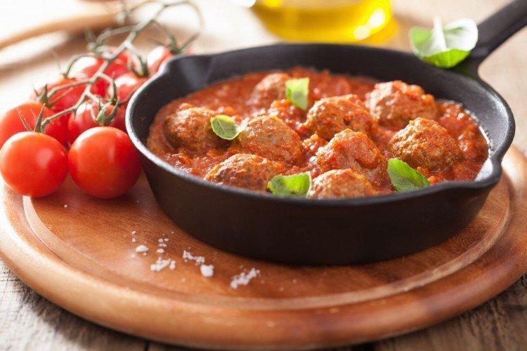 Klopsiki gryczano-grzybowe w pomidorach - przepisy kulinarne