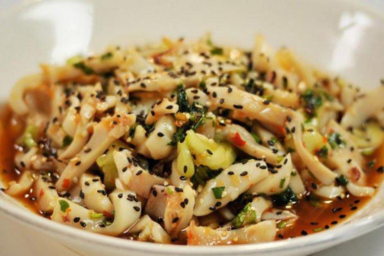 Sałatka z kalmarów i sezamu - przepisy kulinarne