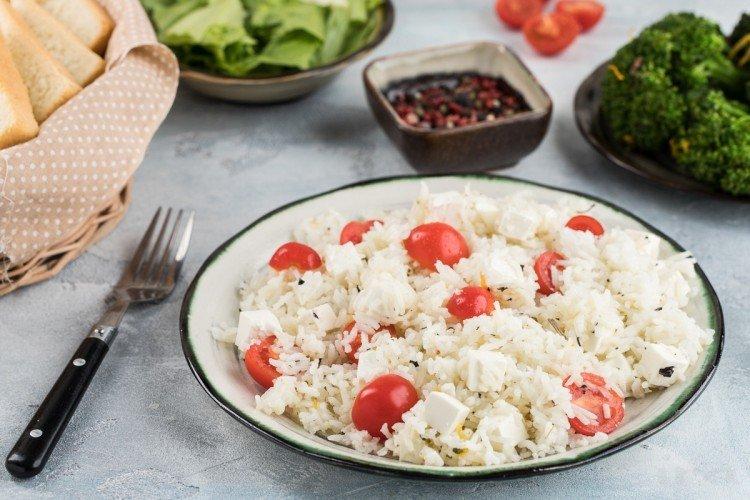 Ryż z pomidorami i fetą - Przepisy na dania ryżowe