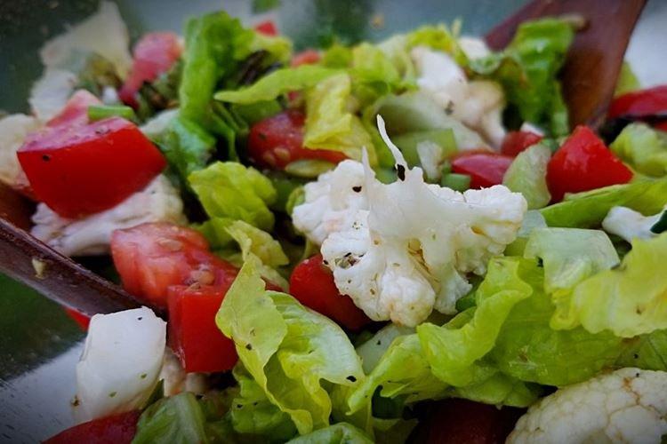 Sałatka z kalafiora na diecie warzywnej - przepisy kulinarne