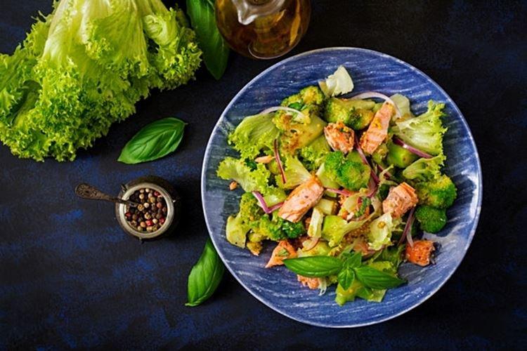 Dietetyczna sałatka brokułowa z łososiem - przepisy kulinarne