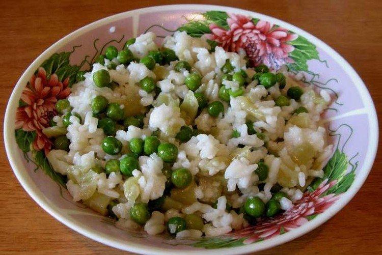 Chuda sałatka z ryżem i zielonym groszkiem