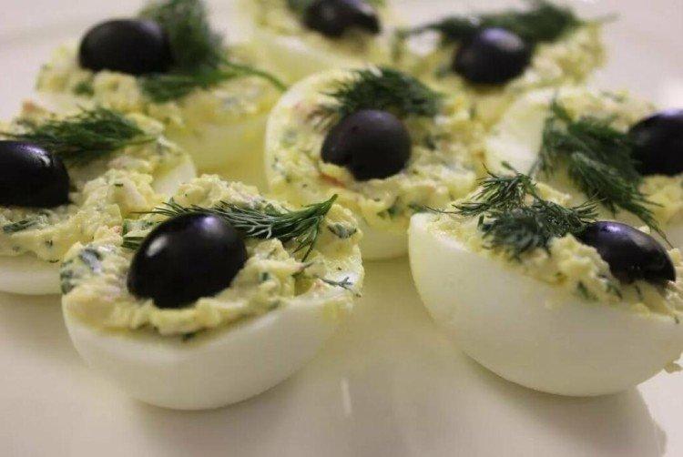 Jajka faszerowane oliwkami i oliwkami
