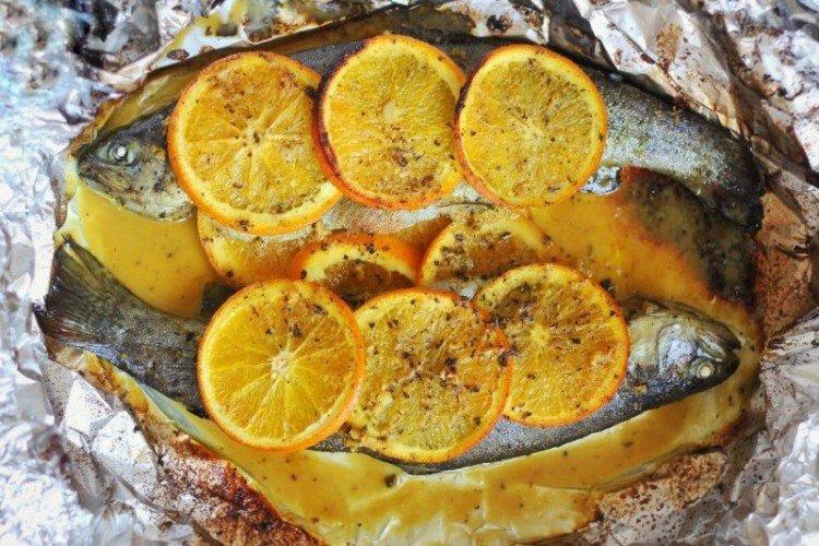Ryba z pomarańczami zapiekana w folii