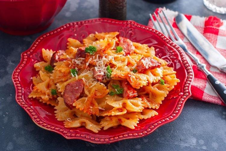 Makaron z serem, sosem pomidorowym i kiełbasą - przepisy kulinarne