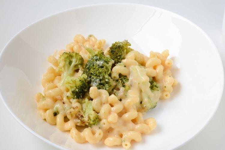 Makaron z serem i brokułami - przepisy kulinarne
