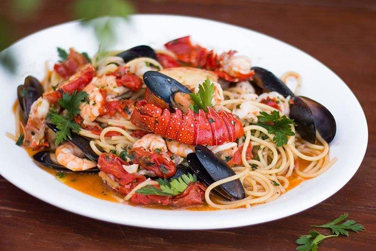 Spaghetti z małżami i krewetkami - Przepisy na makaron z owocami morza