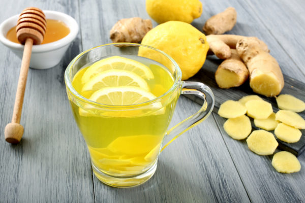Herbata z cytryną, miodem i imbirem