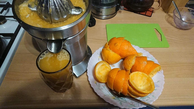 Przygotowanie soku z mandarynki za pomocą sokowirówki