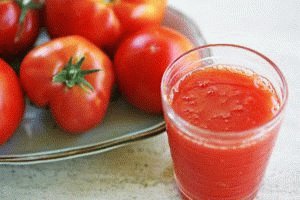 Świeżo wyciśnięty sok pomidorowy
