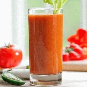 Sok warzywny z pomidorami i ziołami